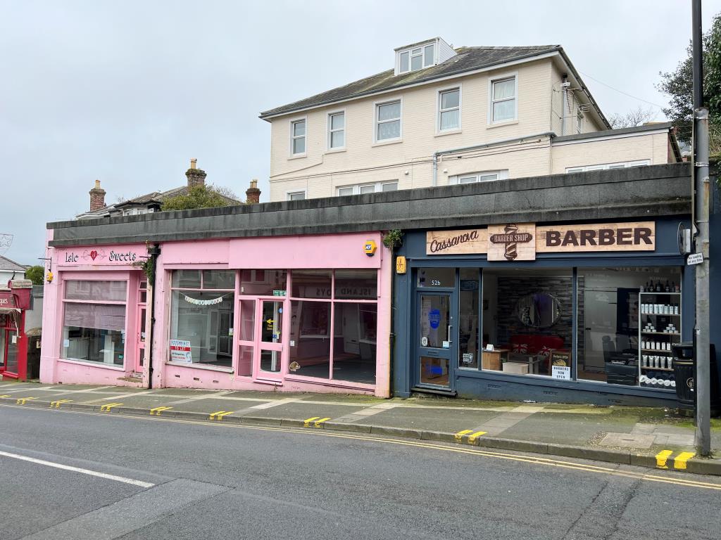 Lot: 77 - FREEHOLD BLOCK COMPRISING TWO/THREE LOCK-UP SHOPS - Front of building showing commercial units on High Street